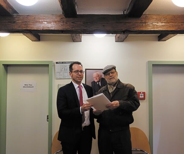 Peter Zell (rechts), Vorsitzender des Holdergassenvereins, übergibt die 160 Unterschriften an Bürgermeister Jan Trost.Foto: privat