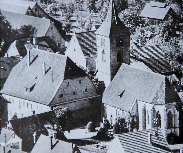 Alte Ansichten: Die Heutingsheimer Kirche mit Pfarrhaus 1950, rechts das Rentamt im Jahr 1910, davor Fritz und Oscar Paret.Repros: Holm Wolschendorf