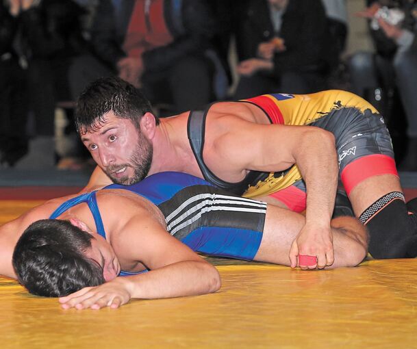 KSV-Routinier Safet Ferad (oben) setzt sich zum Saisonabschluss mit einem Schultersieg gegen den Korber Sokratis Carmelo Kazantzidis durch. Foto: Baumann