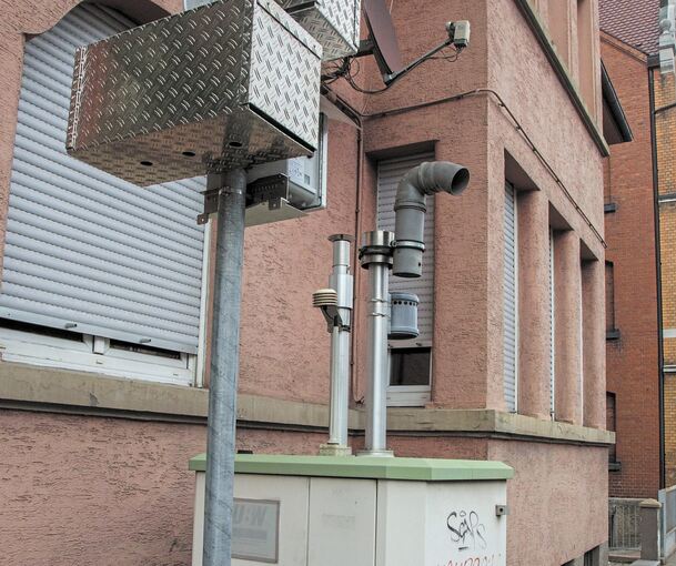 Die Messstation in der Friedrichstraße: Die dort gemessenen Werte sind entscheidend für ein mögliches Fahrverbot. Archivfoto: Holm Wolschendorf