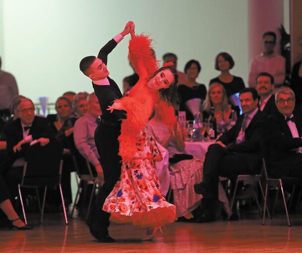 Stilvoll ging es an Silvester im Forum am Schlosspark zu. Bei der Galaveranstaltung in Abendgarderobe lieferten auch die Veranstaltungspartner, allen voran der 1. TC Ludwigsburg, unterhaltsame Showeinlagen.