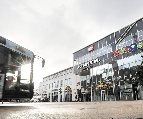 Die Untersuchung der Studenten hat viele Schwachstellen am Bahnhof ergeben. Viele Nutzer fühlen sich nicht sicher. Außerdem ist es im Berufsverkehr oder bei Schulende zu eng auf den Bahnsteigen oder am Busbahnhof. Die Studenten fordern daher mehr Sic