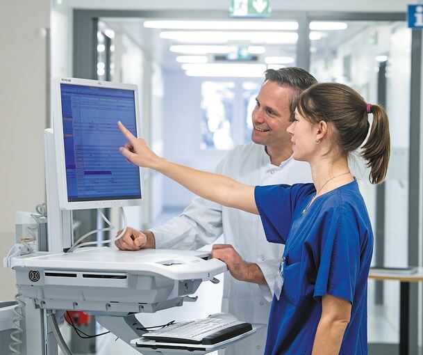 Laborwerte, Röntgenbilder oder Medikation direkt am Krankenbett per Monitor aufrufen – die digitale Patientenakte macht‘s möglich. Foto: privat