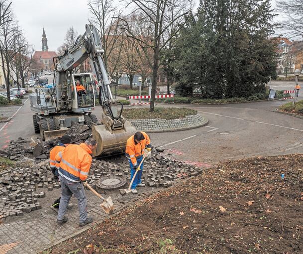 Die Arbeiten haben begonnen, am Ende der Leonberger Straße soll für die Bauzeit eine provisorische Busschleuse entstehen. Foto: Holm Wolschendorf