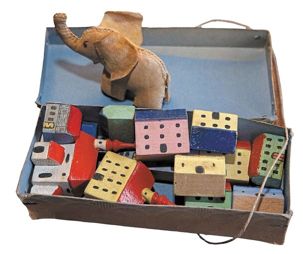 Wie viele Kinder mögen wohl mit diesen Holzhäuschen und dem Elefäntchen gespielt haben? Fotos: Oliver Bürkle