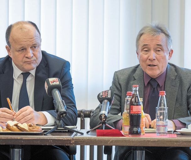 Haben sich monatelang heftig aneinander gerieben, wollen jetzt im Schulterschluss den Nahverkehr ausbauen: Ludwigsburgs Oberbürgermeister Werner Spec (links) und Landrat Dr. Rainer Haas. Foto: Holm Wolschendorf