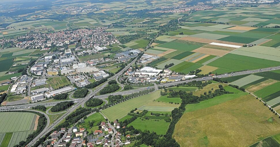 Wo heute Ackerflächen sind (Bildmitte rechts), soll sich einmal Gewerbe ansiedeln, so wünscht es auch der Verband Region Stuttgart. Foto: Kuhnle