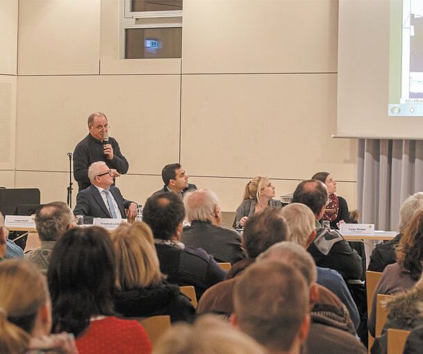 Jürgen Ruoff (stehend mit Mikro) erläuterte bei der Infoveranstaltung die Pläne. Foto: Oliver Bürkle