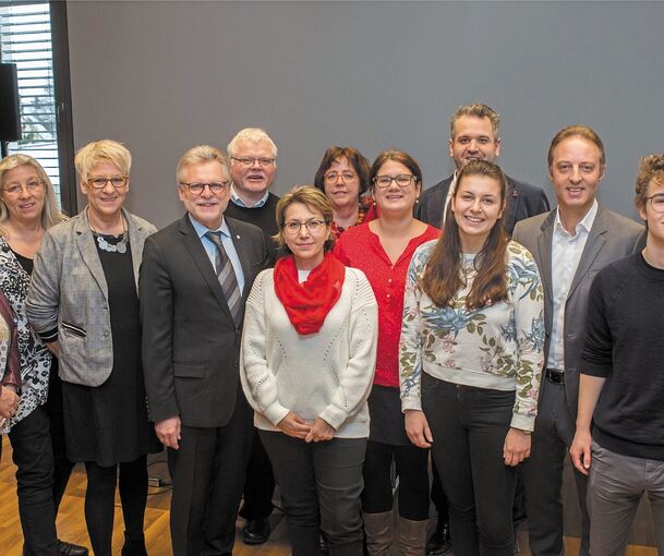 Landesvorsitzender Andreas Stoch (links) mit 14 von 16 gewählten Kandidaten. Es fehlen Jürgen Kessing und Claus Schmiedel. Foto: Holm Wolschendorf