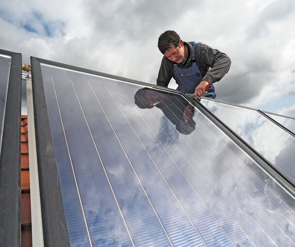 So soll es nächstes Jahr in der Weststadt aussehen, wenn Handwerker Solarpanele für eine neue Solarthermie-Anlage aufbauen. Foto: Ingo Bartussek/stock.adobe.com