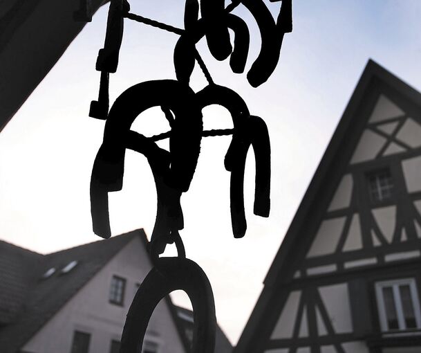 Ein ganz besonderes Windspiel hängt an der alten Schmiede in der Ochsenbacher Dorfstraße. Niemand weiß, wie lange schon die Hufeisen an dem traufständigen Laubenhaus von 1838 hängen. Jedenfalls gilt das Windspiel am Jahreswechsel als Ochsenbacher Glü