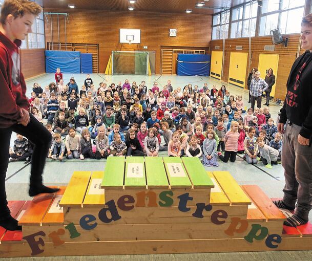 Gestern wurde an der Kirbachschule die Friedenstreppe vorgestellt.Foto: Alfred Drossel