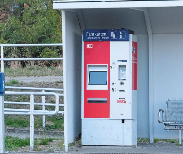 Sowohl ein „alter“ Automat der Bahn als auch einer im Landesdesign werden bald in Ludwigsburg und Bietigheim zu finden sein. Fotos: dpa, Ministerium