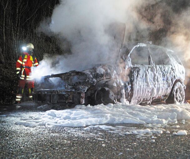 Der ausgebrannte Mercedes ist mit Löschschaum bedeckt. Foto: Haslinger/SDMG
