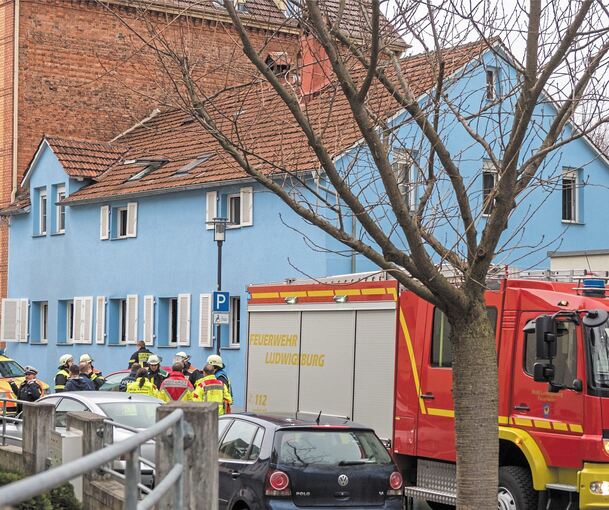 Brand in der Bogenstraße: Die Feuerwehr konnte am Donnerstagmorgen einen 73 Jahre alten Mann und seine 66 Jahre alte Frau nur noch tot bergen. Foto: Holm Wolschendorf
