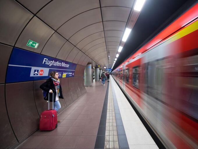 S-Bahn fährt in den S-Bahnhof Flughafen/Messe ein