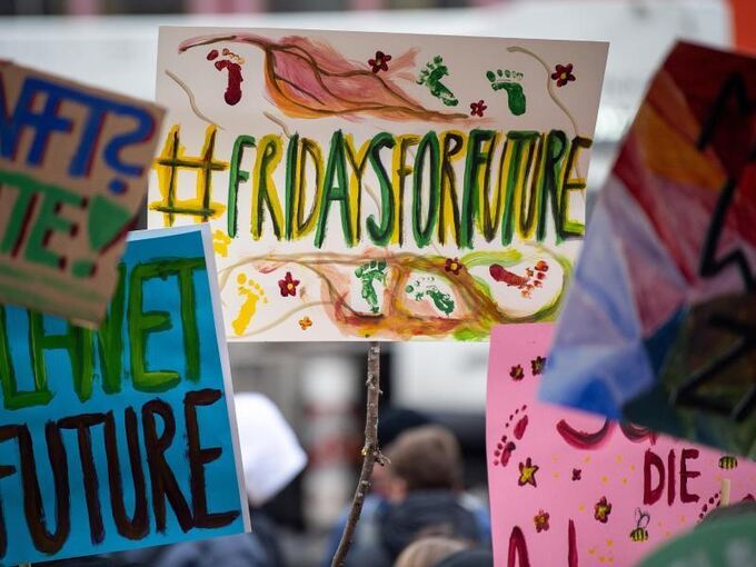 Schilder während einer Demonstration für den Klimaschutz