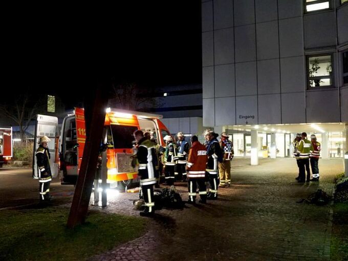 Feuerwehrleute sind vor einem Krankenhaus im Einsatz