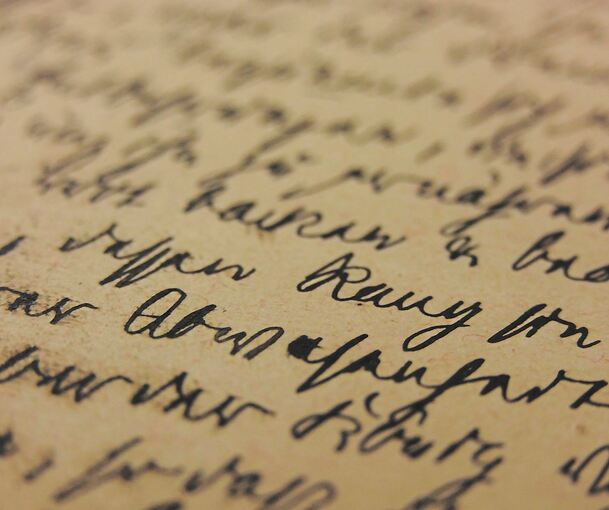 Der alte Holzschrank in seinem Originalzustand wie er bei der Renovierung vorgefunden wurde. Und ein Blick auf die handschriftlichen Akten.Fotos: Stadtarchiv