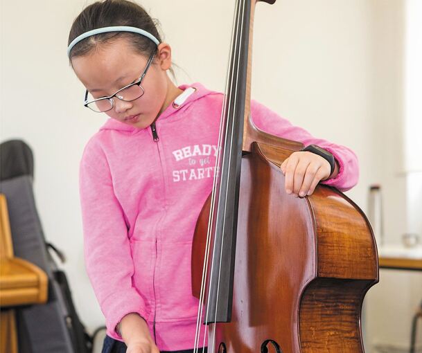 Sophie am Kontrabass, E-Gitarren-Lehrer Rudi Körner, Mara Grossmann am Klavier und Schlagzeuglehrer Daniel Schönerstedt mit Max (im Uhrzeigersinn von oben rechts). Fotos: Holm Wolschendorf