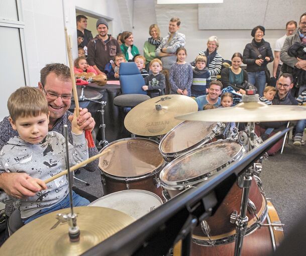 Einmal aufs Schlagzeug trommeln: Kinder können während der Jubiläumswoche verschiedene Instrumente ausprobieren. Archivfoto: Holm Wolschendorf