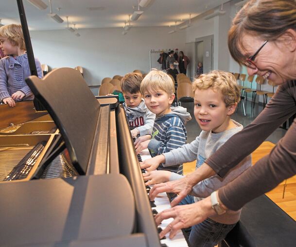 Sophie am Kontrabass, E-Gitarren-Lehrer Rudi Körner, Mara Grossmann am Klavier und Schlagzeuglehrer Daniel Schönerstedt mit Max (im Uhrzeigersinn von oben rechts). Fotos: Holm Wolschendorf