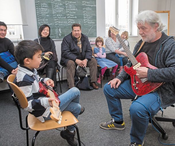 Sophie am Kontrabass, E-Gitarren-Lehrer Rudi Körner, Mara Grossmann am Klavier und Schlagzeuglehrer Daniel Schönerstedt mit Max (im Uhrzeigersinn von oben rechts). Fotos: Holm Wolschendorf