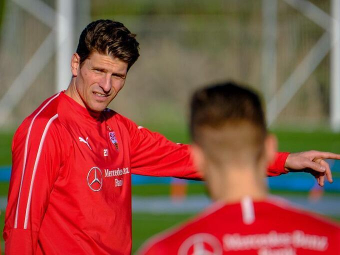 Mario Gomez gestikuliert beim Training für den VfB Stuttgart