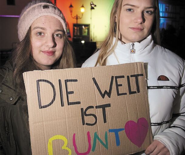 Auf dem Besigheimer Kelterplatz fand gestern Abend die Kundgebung statt. Mit dabei die Schülerinnen Khira Pfahler (rechts) und Pauline Peckhart. Fotos: Alfred Drossel