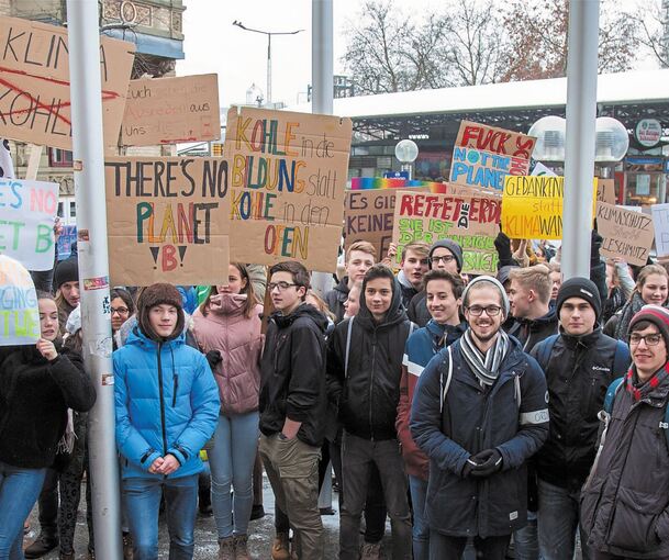 Rund 300 Schüler haben sich gestern in Ludwigsburg zu einer Demonstration nach dem Vorbild der schwedischen Schülerin Greta Thunberg zusammengefunden. Fotos: Holm Wolschendorf