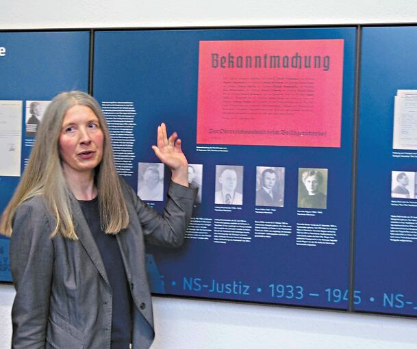 Kuratorin Sabrina Müller erläutert die Ausstellung zur NS-Justiz in Stuttgart, die ab heute im Landgericht zu sehen ist.Foto: Jürgen Schmidt