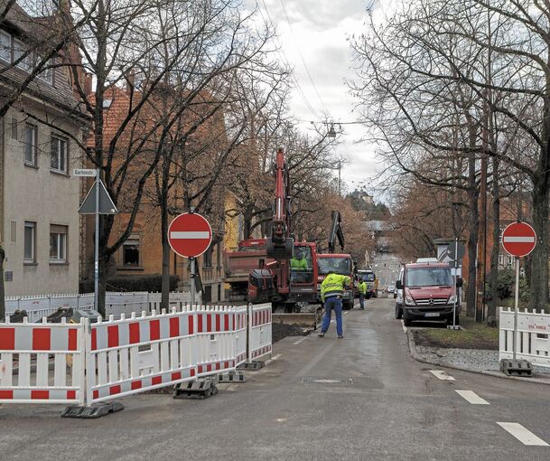Die Asperger Straße ist momentan in einem Teilbereich als Einbahnstraße ausgeschildert. Der Grund ist eine Baustelle im Abschnitt zwischen Garten- und Uhlandstraße. Hier legen die Stadtwerke Ludwigsburg-Kornwestheim eine neue Fernwärmeleitung. Laut S