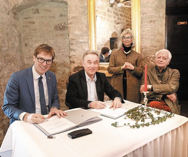 Bei der Unterschrift (v. l.) Bürgermeister Markus Kleemann, Landrat Rainer Haas und die Burgherren Baronin und Baron von Weiler. Foto: Ramona Theiss