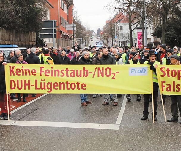 „Wir lassen uns nicht unterkriegen“ – der Initiator des Protests, Dieter Seipler (gelbe Jacke vorne), bei der Kundgebung an der Kreuzung Hohenzollern-/Friedrichstraße.Fotos: Ramona Theiss