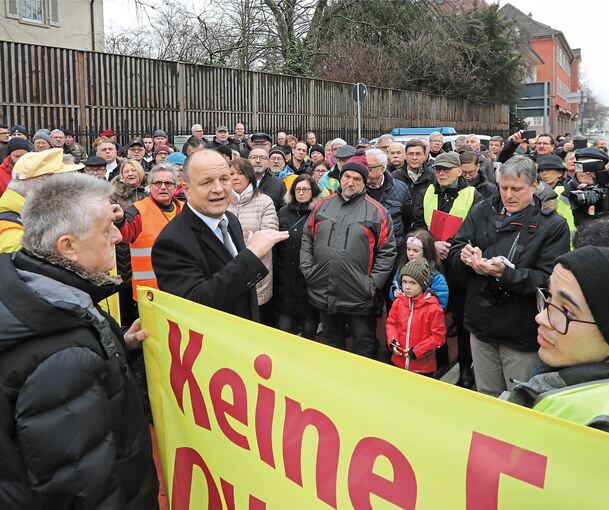 Oberbürgermeister Werner Spec im Gespräch mit den Demonstranten.