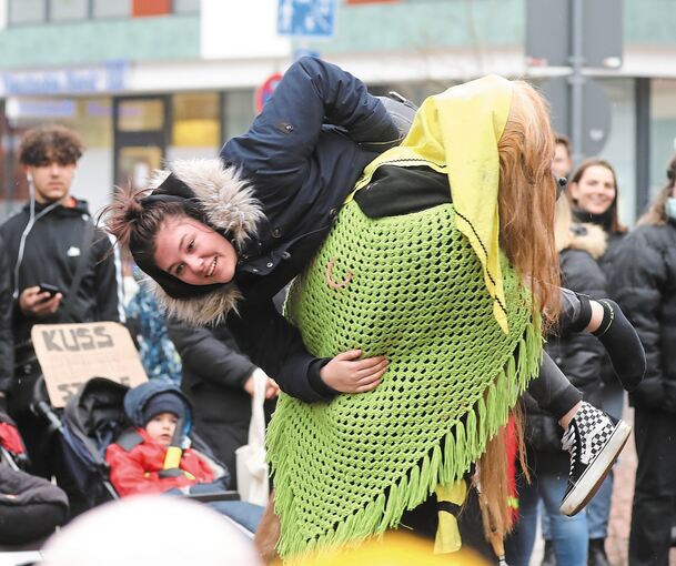 Wildes Narrentreiben rund um den Rathausplatz in Gerlingen. Fotos: Ramona Theiss