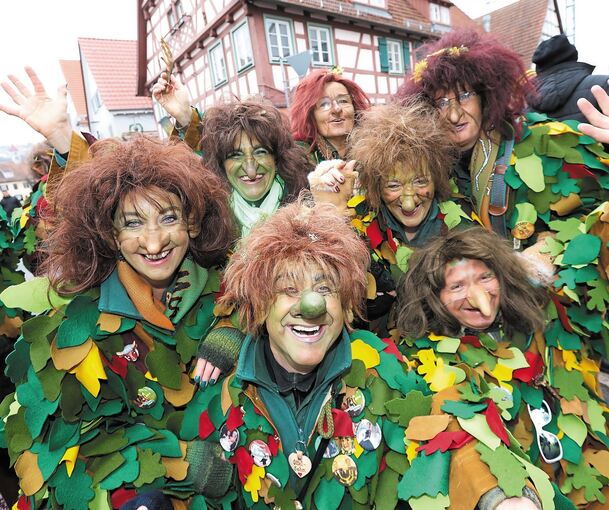 Wildes Narrentreiben rund um den Rathausplatz in Gerlingen. Fotos: Ramona Theiss