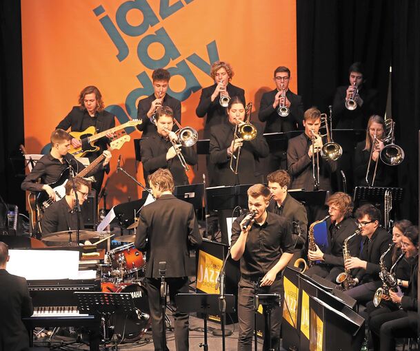 Das Jugend-Jazzorchester Baden-Württemberg macht den musikalischen Anfang. Foto: Ramona Theiss