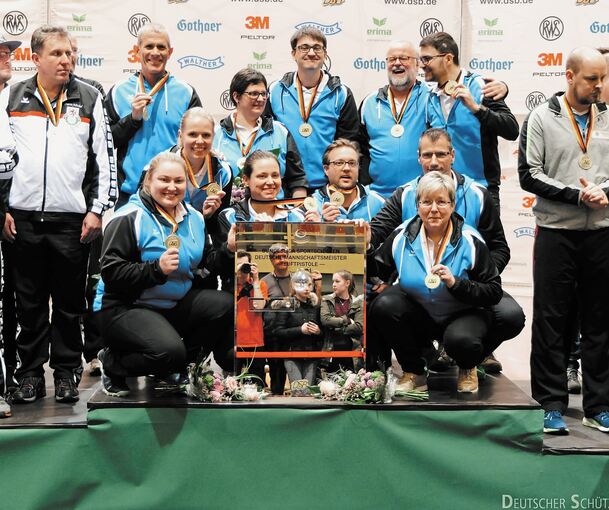 Grenzenloser Jubel: Die SGi Ludwigsburg präsentiert ihre Medaillen. Foto: Lisa Haensch