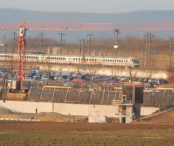 Bis im September soll am Vaihinger Bahnhof das zweite Parkhaus mit 242 Stellplätzen fertiggestellt sein. Insgesamt stehen dann 992 Parkplätze kostenlos zur Verfügung. Foto: Albert Arning