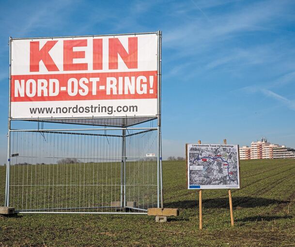 Am Rande von Kornwestheim wird sichtbar gemacht, dass dort die zwölf Kilometer lange Trasse nicht erwünscht ist. Foto: Holm Wolschendorf