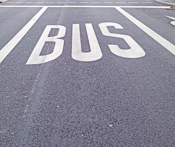 Bis die Busse freie Fahrt bekommen, sind noch einige Hürden zu nehmen. Wo es möglich ist, will die Stadt zusätzlich neue Radwege anlegen.Foto: philipk76/stock.adobe.com