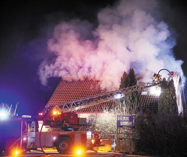 Dicker Rauch dringt aus dem Dach des Wohnhauses in der Meimsheimer Straße. Die Feuerwehren sind mit knapp 60 Einsatzkräften vor Ort, um den Brand zu bekämpfen.Fotos: Alfred Drossel