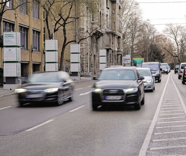 Die Stadt verfolgt verschiedene Ansätze, um die Luftschadstoffe zu verringern und ein Fahrverbot zu verhindern. Archivfotos: dpa/Wolschendorf/privat