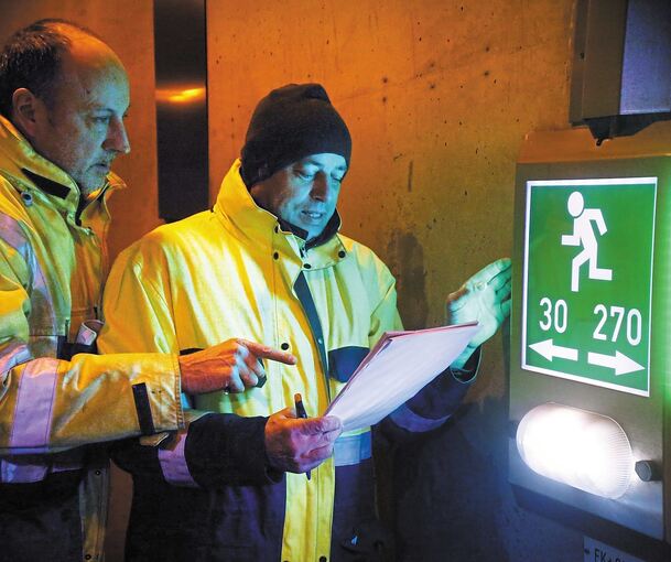 Volker Abendschein (links) und Klaus Holbein von Siemens überprüfen die elektrischen Anlagen. Fotos: Alfred Drossel