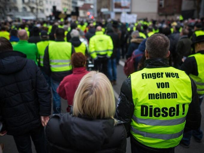 Menschen am Neckartor bei einem Protest gegen Diesel-Fahrverbote
