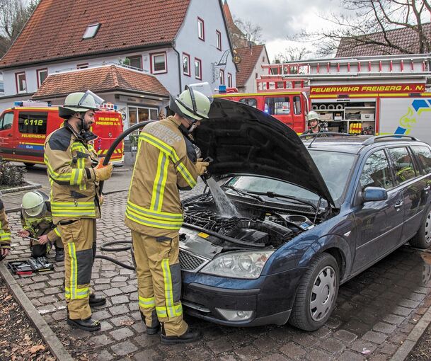 Am Samstagmittag gegen 12.35 Uhr geriet in der Neckarstraße ein Auto in Brand. Ein 59-jähriger Fahrer bemerkte während der Fahrt, dass es aus dem Motorraum seines Fords qualmte. Beim Abstellen des Fahrzeugs vor einer Bäckerei traten laut Polizei bere