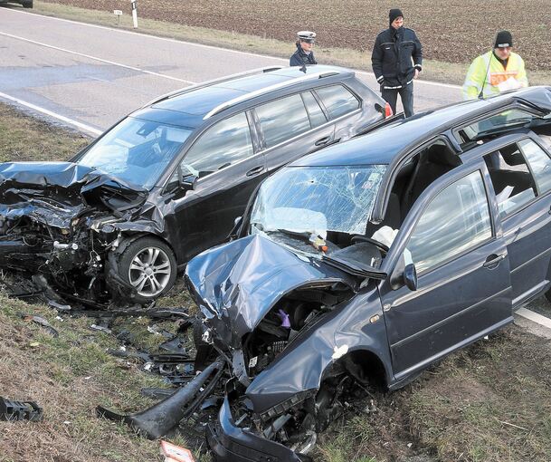 Bei einem Unfall auf der Straße zwischen Hohenhaslach und Freudental wurden gestern Nachmittag zwei Menschen schwer verletzt. Ein 40-jähriger Golffahrer war kurz nach 15 Uhr aus Richtung Hohenhaslach nach Freudental unterwegs, als er aus bislang unge