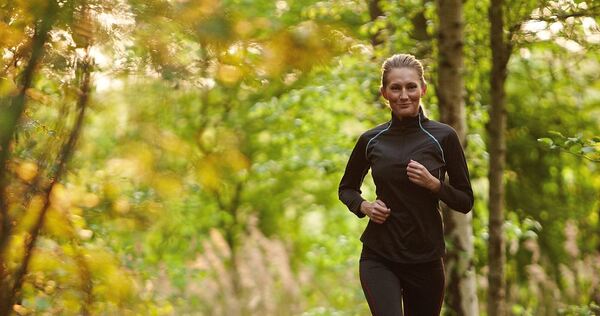 Ausreichend sportliche Bewegung hilft dabei, das Krebsrisiko deutlich zu verringern.