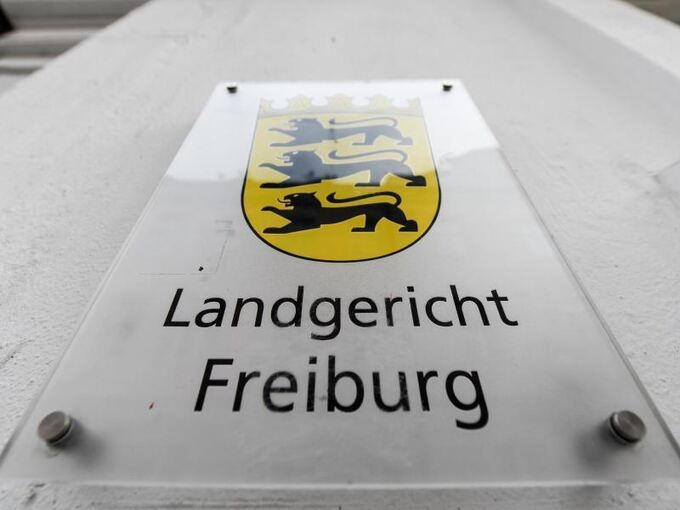 Ein Schild "Landgericht Freiburg" vor dem Landgericht in Freiburg